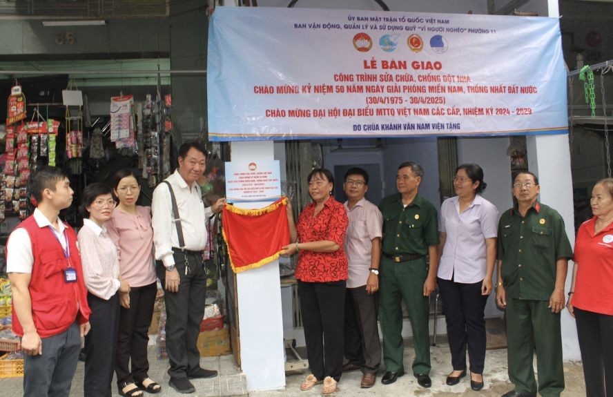 第十一郡第十一坊领导和庆云南院住持周华邦向退伍军人一户移交修缮“温情屋”工程。