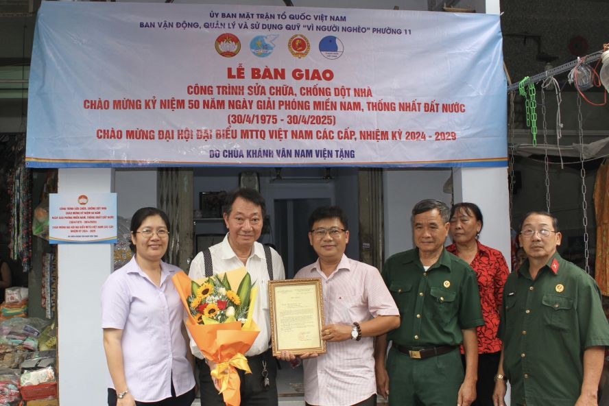 该坊领导向庆云南院住持周华邦赠送感谢状。