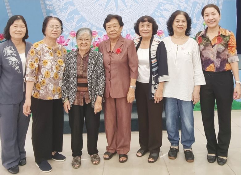 该俱乐部主任李金梅(右四)与妇联会、俱乐部骨干干部合照。