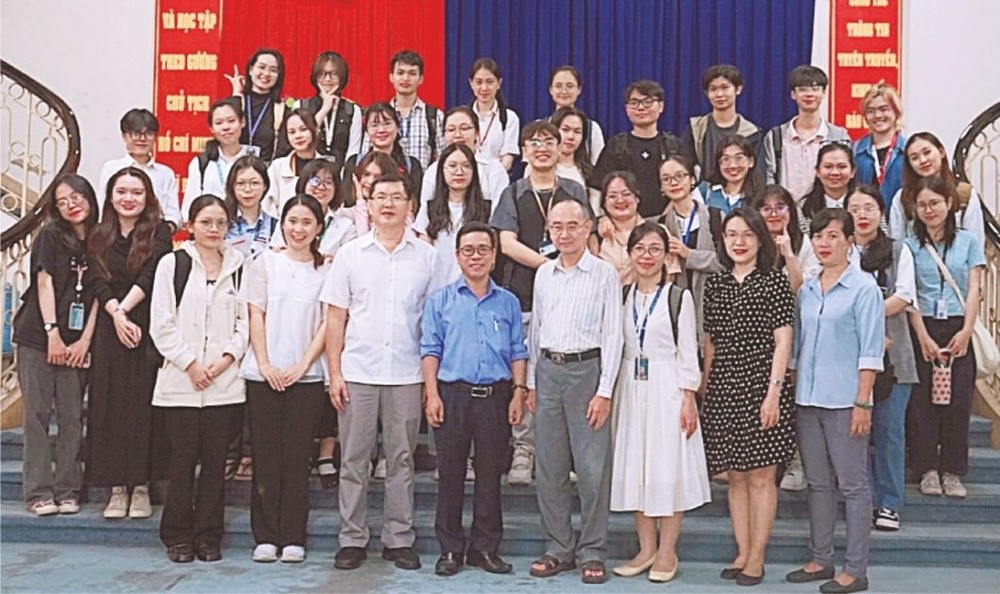 文学系优秀生观摩团与本报员工合影。