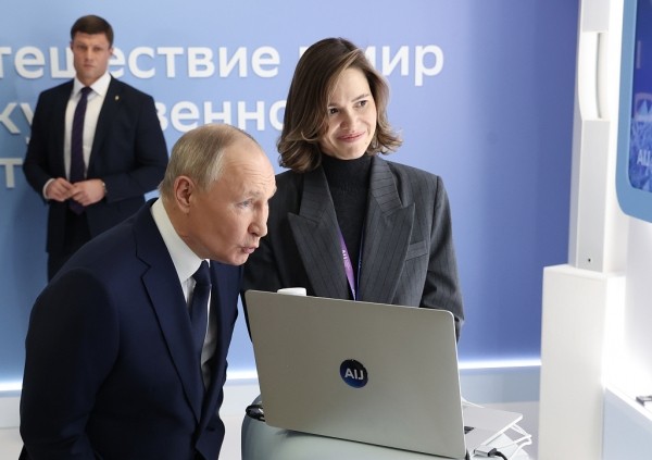 当地时间11月24日，俄罗斯总统普京（左 ）在“2023年人工智能之旅”会议上参观展览。（图：互联网）