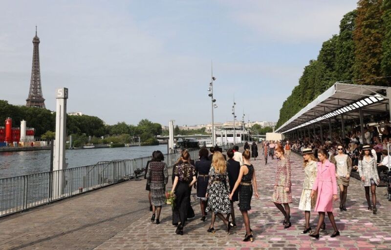 7月4日，在法国巴黎塞纳河边，模特展示法国品牌香奈儿2023/2024秋冬高级定制新品。（图：新华社）