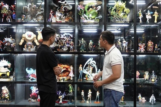  仲哥(左)介绍一些价值从数十万元至数千万元的模型。