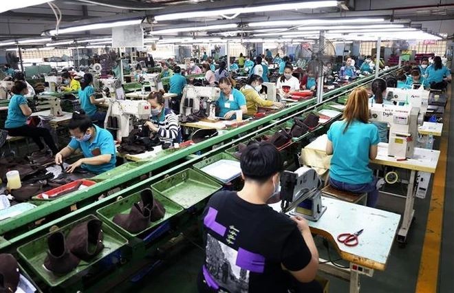 嘉定鞋品公司生产线一隅。（图：鸿达/越通社）
