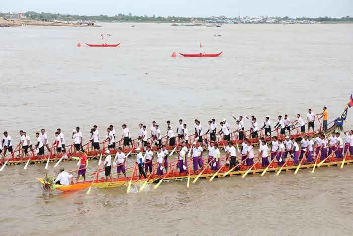 柬埔寨时隔三年隆重举办送水节