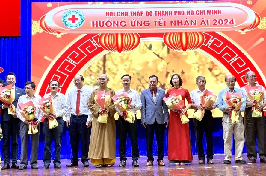 市委副书记、市红十字会名誉主席阮胡海与市红十字会主席陈长山向各认捐2024年“人爱之春”的单位赠送感谢鲜花。