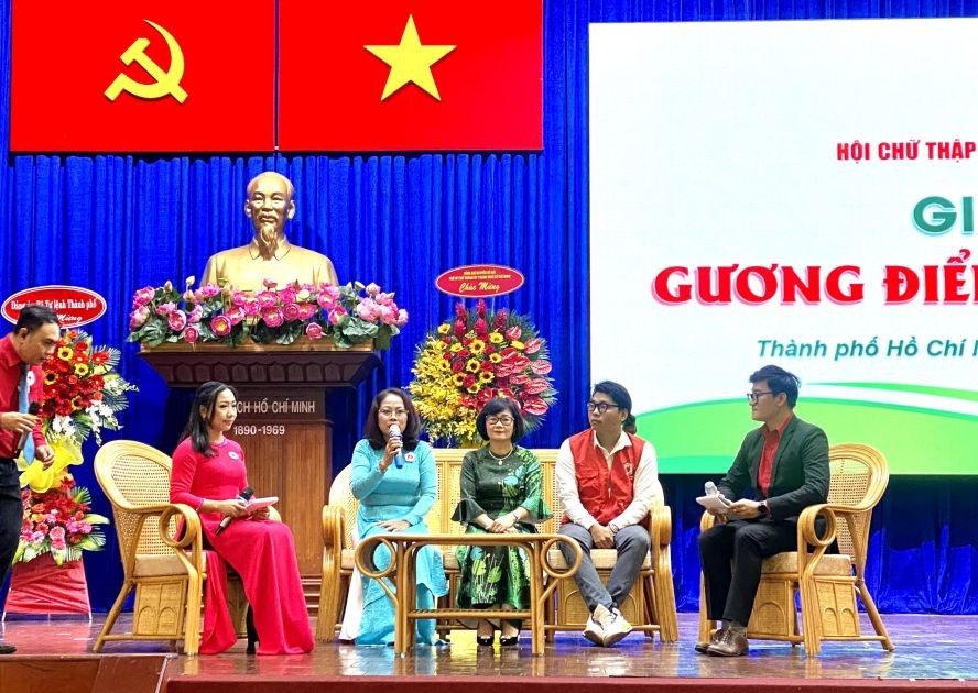 与各典范交流。