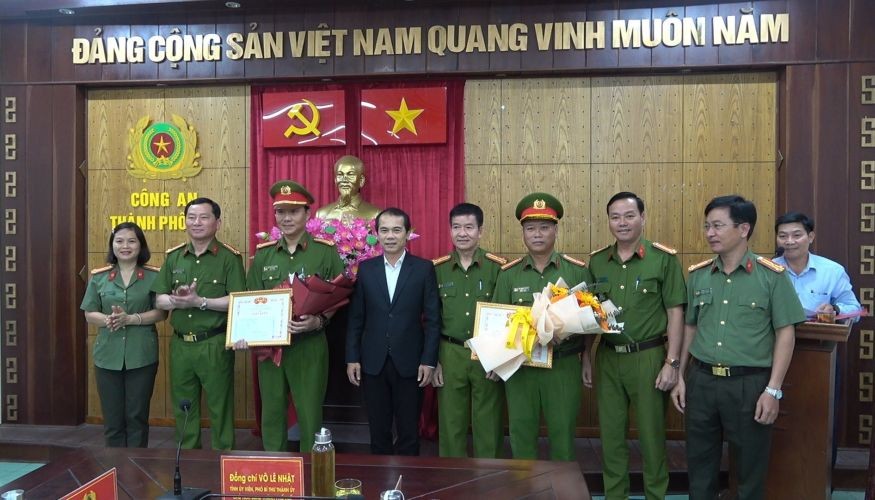 顺化市人委会武黎日（左四）向取得佳绩的顺化市公安厅集体和个人颁奖。（图：公理报）