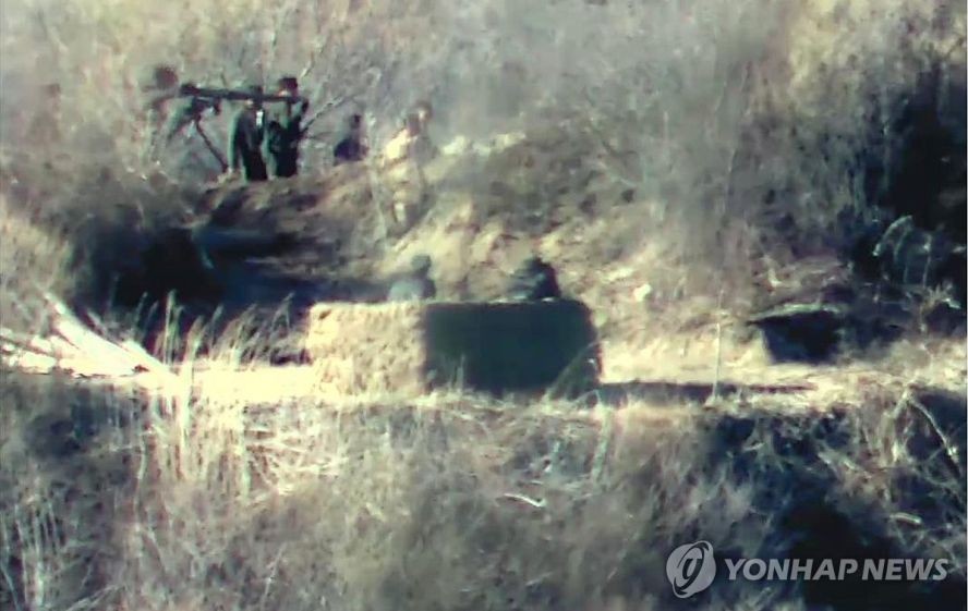 图为朝军将重武器搬进哨所。（韩联社/国防部供图）