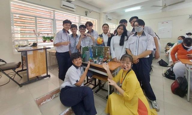 陈氏金煌与学生们应用人工智能来制作创意产品。