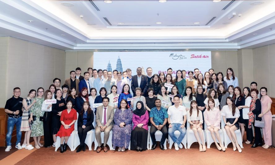 马来西亚驻越南旅遊推广局与蜡染航空和各旅行社代表合照留念。