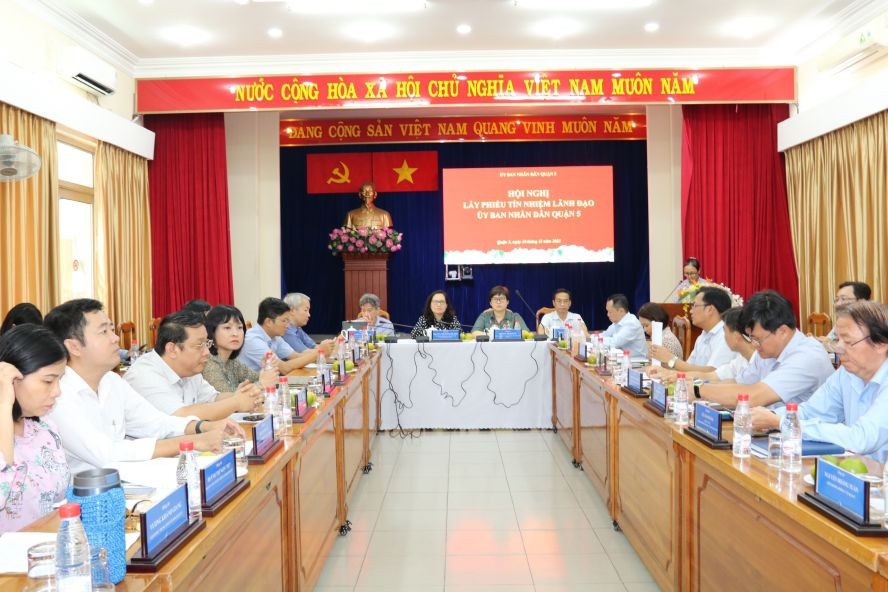 五郡人委会领导投信任票的会议。