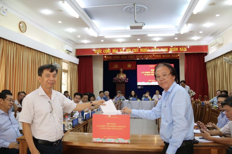 投票者对郡人委会领导投信任票。