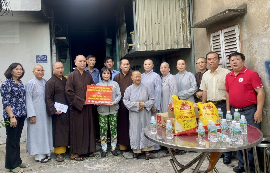 代表团向黎氏美容捐助重修房子善款。