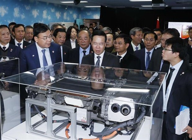 国家主席武文赏参观了九州大学的氢能国际研究中心。（图：越通社）