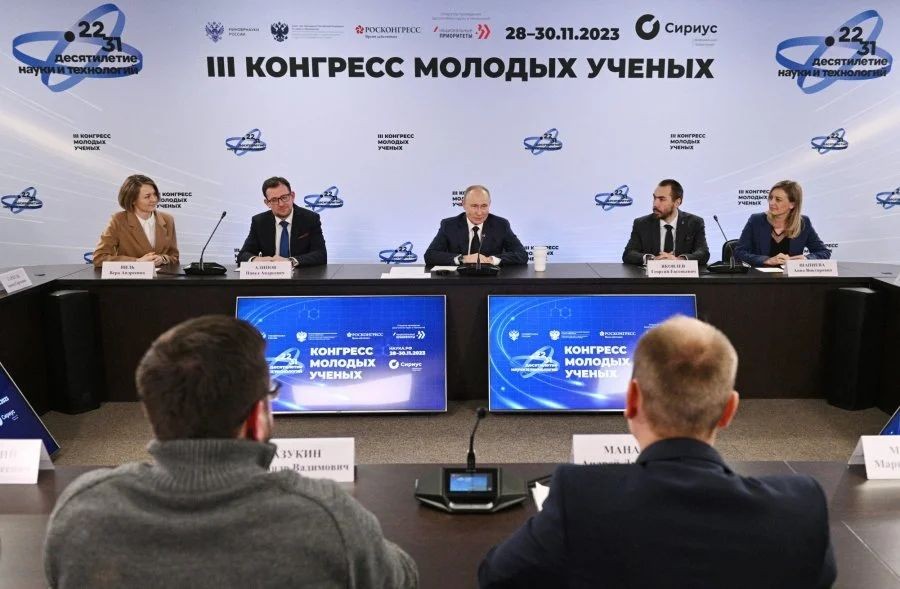 俄罗斯总统普京29日在索契的“天狼星中心”，出席第3届青年科学家大会。（图：路透社）