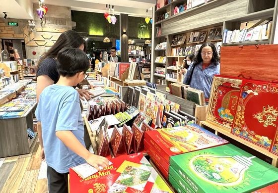 顾客在南方书店选购2024年日历。