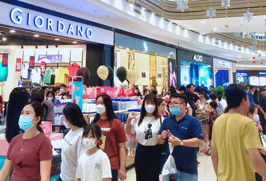 平新郡Aeon购物中心各促销活动吸引顾客。