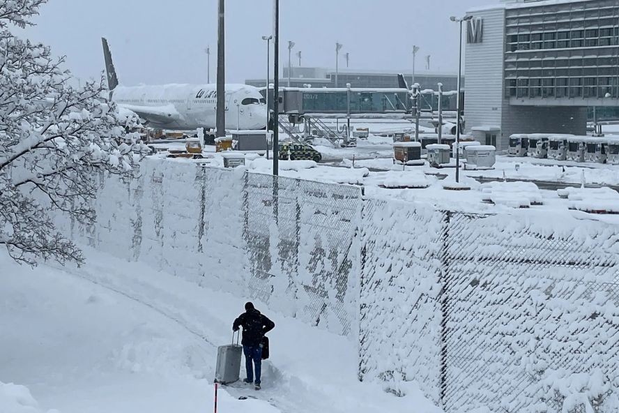 当地时间12月2日，德国巴伐利亚州遭遇大雪后，慕尼黑机场关闭。（图：路透社）