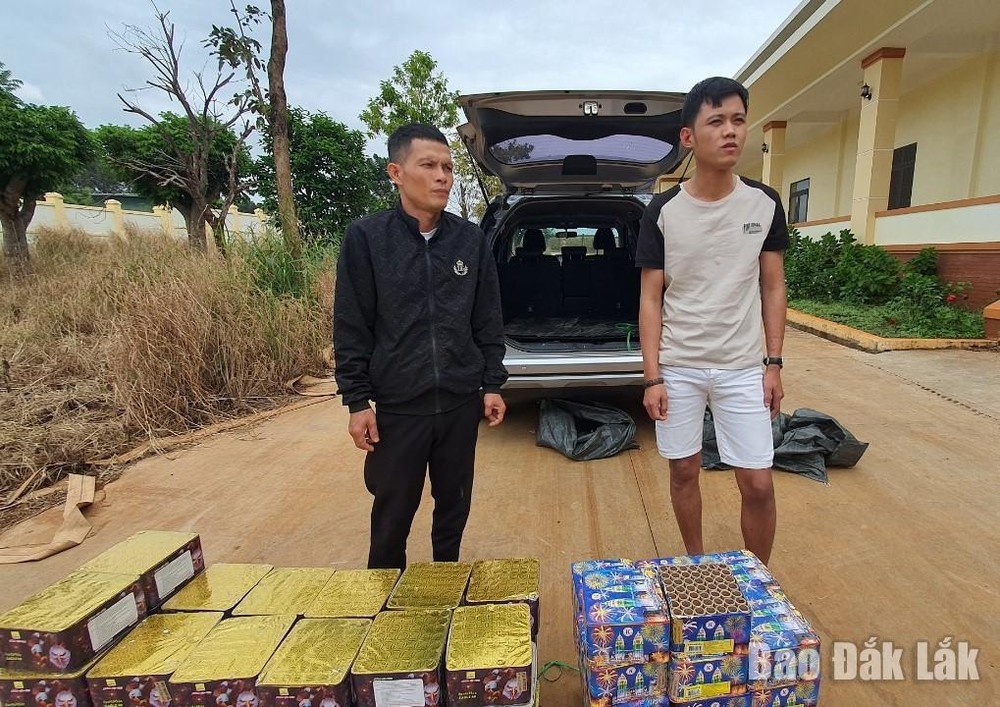 被抓获的两名歹徒及物证。（图：达乐报）