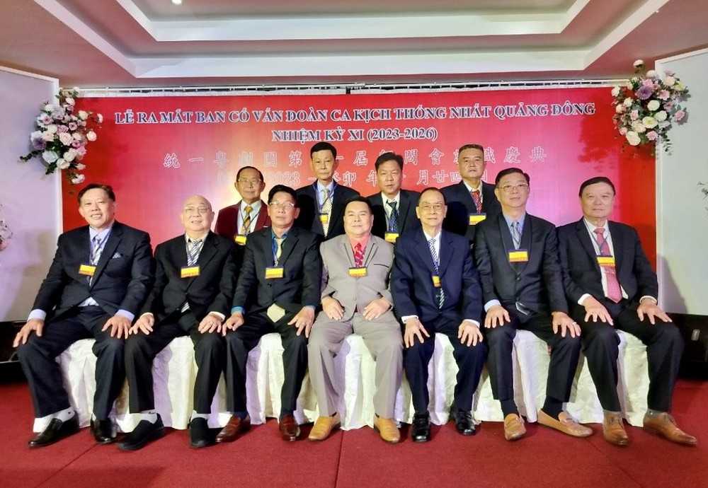 第十一届顾问会在就职上合照。