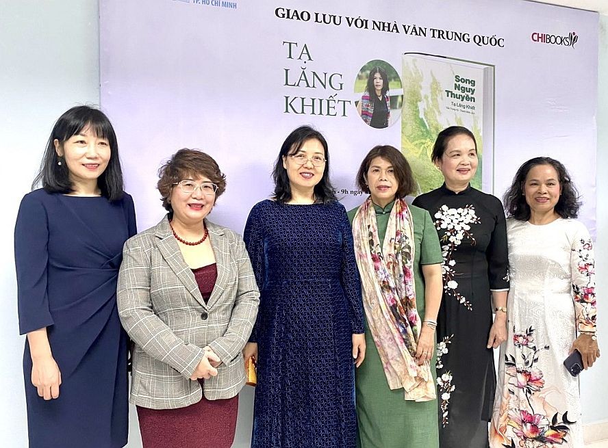 《双桅船》作者谢凌洁（左四）与市作协领导、中国驻本市总领馆代表和和丽芝公司领导合照。