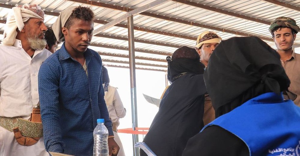 2023年11月，也门平民在粮食计划署的粮食分发点排队。（图：世界粮食计划署）