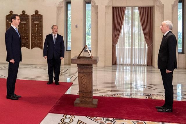 当地时间12月6日，叙利亚大马士革，叙利亚新任驻沙特大使艾曼·苏桑（右）宣誓就职。（图：互联网）