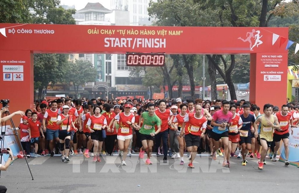 比赛出發时的氣氛充滿活力。（图：越通社）