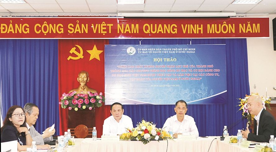 参与透过在侨胞公司、集团工作的合作计划提高本市年轻人力资源素质会议的代表。