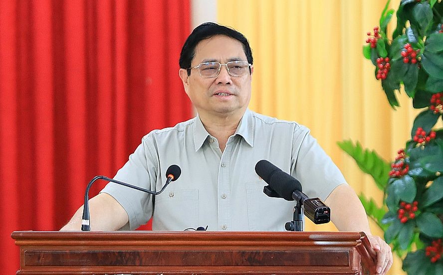 政府总理范明政在接触会上回答选民的提问。（图：VGP）