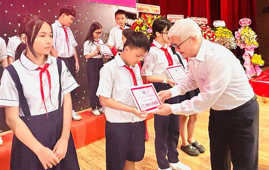 平阳省委书记阮文利向清贫好学生颁发助学金。（图：平阳报）