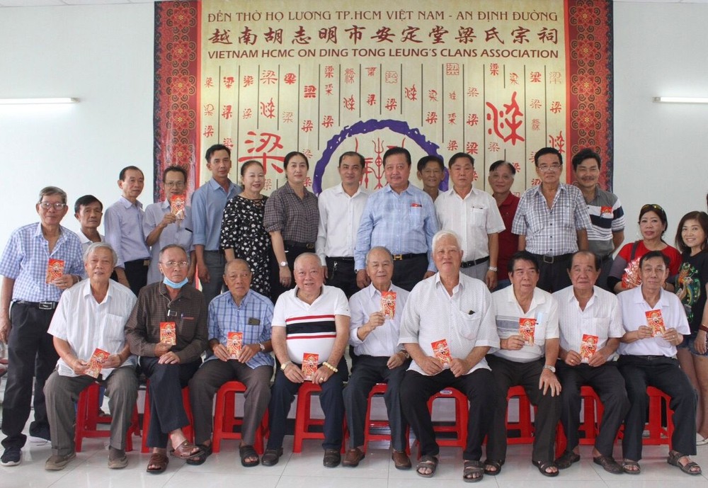 梁氏宗祠理监事会与年届70岁以上的长者合照留念。