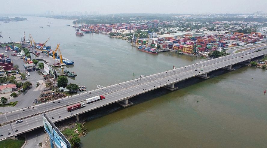 同奈省为在隆城机场附近的3个域物流中心进行招商引资。图为在同奈港的装卸货物活动。