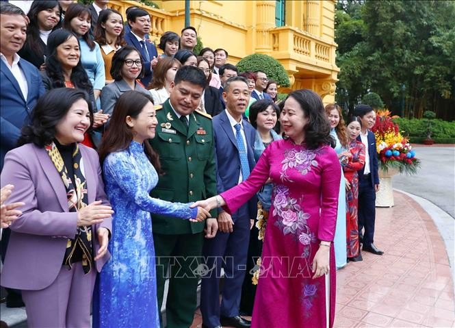 国家副主席武氏映春与各赞助商交谈。（图：越通社）