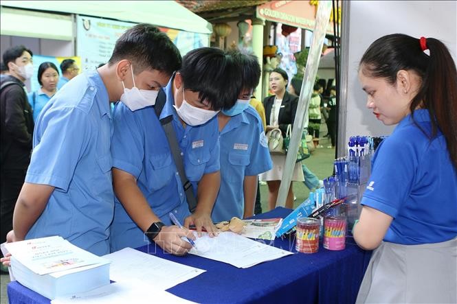 众多青年在盛会上寻找工作机会。（图：越通社）