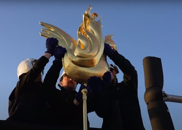 巴黎圣母院塔尖重新安放公鸡风向标