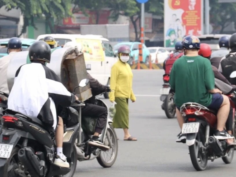 行人过马路没走斑马线可受罚。