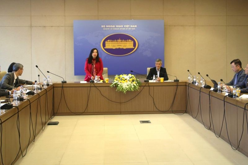 外交部副部长黎氏秋姮（站）主持会议。（图：进英）