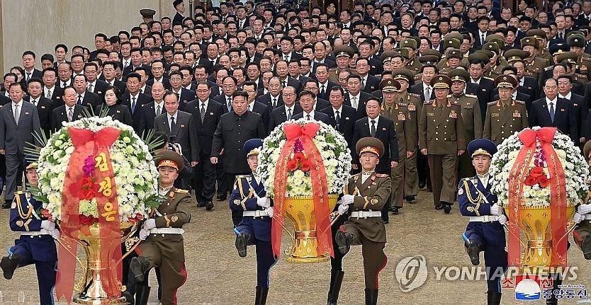 朝鲜国务委员会委员长金正恩于16日参拜锦绣山太阳宫，纪念已故前国防委员长金正日去世12周年。（图：韩联社/朝中社）
