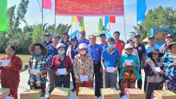 培德精舍护法理事会为新富县两个乡的贫民赠送礼物与慰问金。