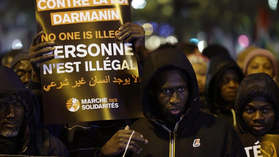 图为12月18日在巴黎举行的针对马克龙总统移民法案的抗议活动。（图：AFP）