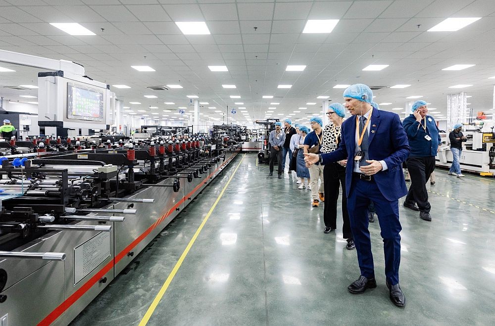 新厂房的自动印刷车间。