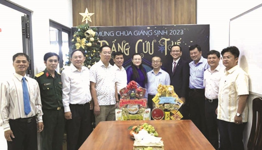 第八郡领导向宗教单位祝贺圣诞节