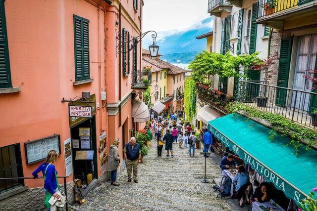 在意大利迷人的圆石街上漫步。