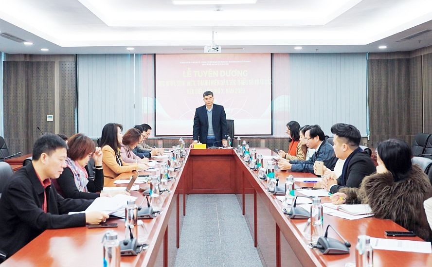 少数民族优秀生与青年获表彰