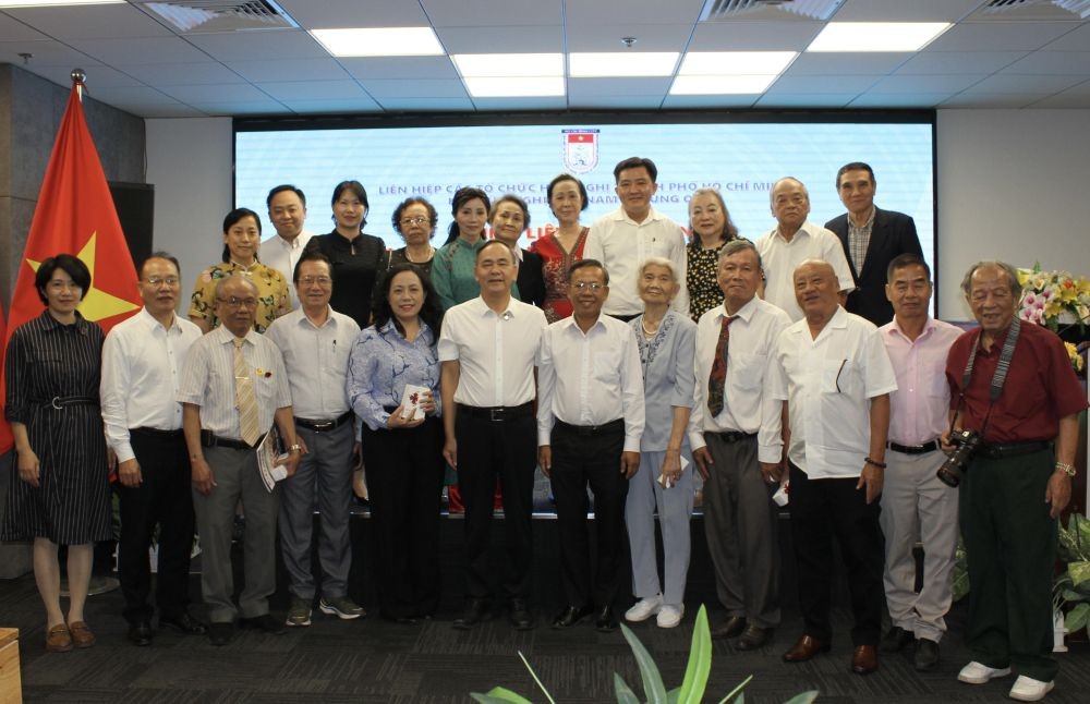 市越中友协领导和诸位老前辈与中国广西社科院代表团合照留念。