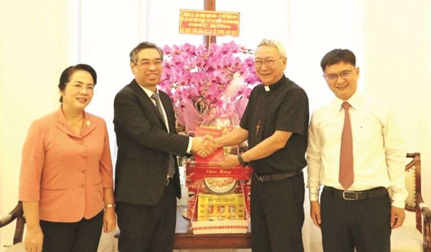 本市领导探望巴地教区主教