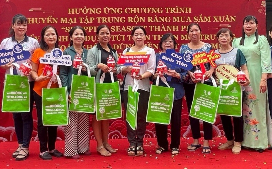 第六郡妇联会向商贩赠送环保袋。