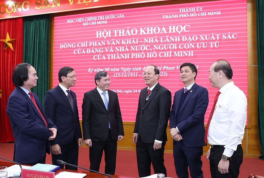 市委副书记阮胡海同与会代表。